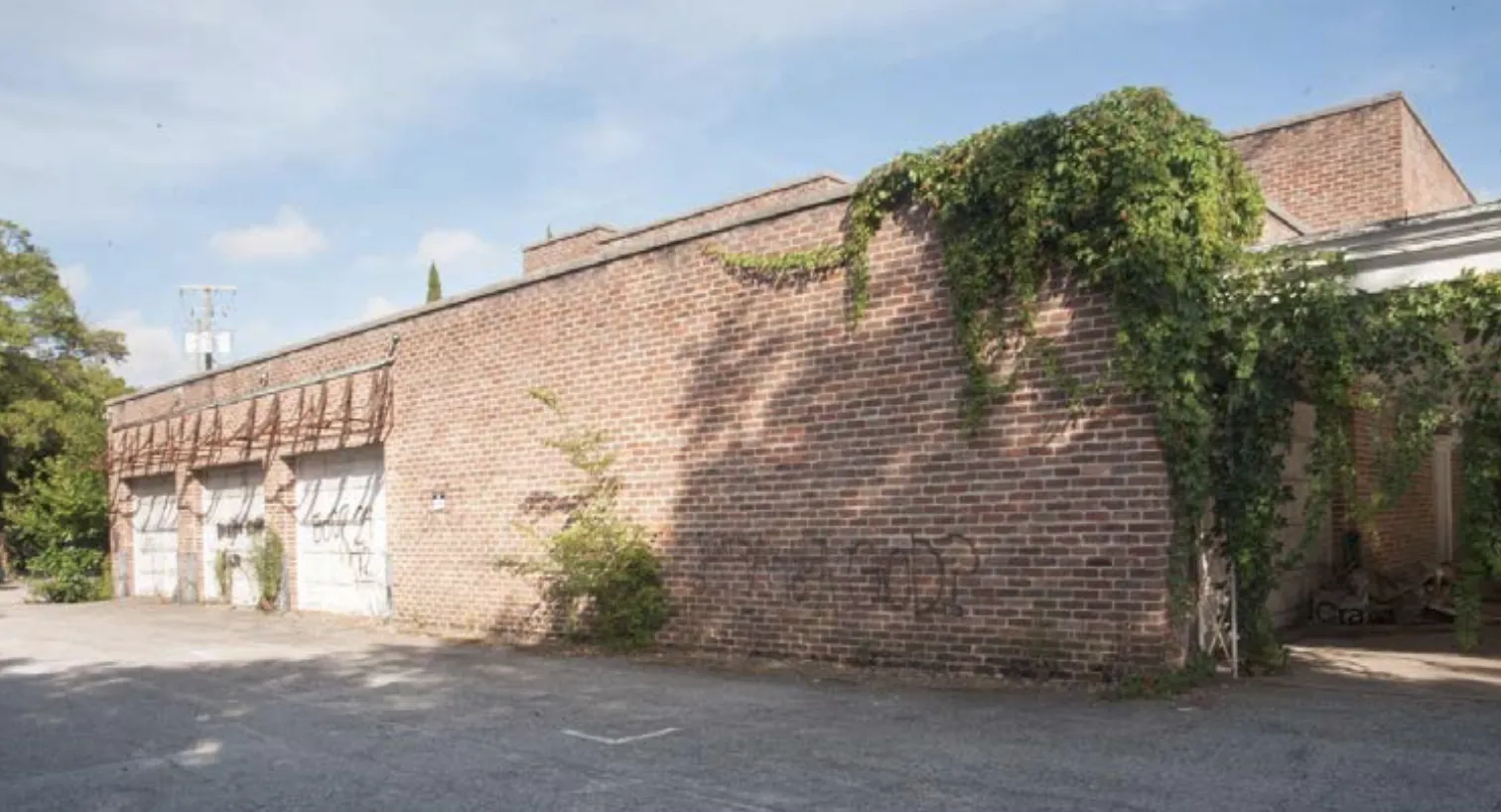 The abandoned funeral home at 150 Wentworth Street before restoration